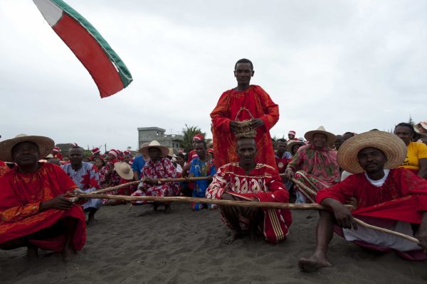 Immense procession des divers rois, familles, chefs de guerre & de cérémonie sur la plage en direction de l'embouchure (dernier jour clôturant le Sambatra après 1 mois de festivités, us & coutumes divers & nombreux sacrifices de zébus)