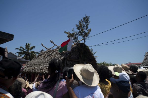 L'arbre sera suspendu au sommet du Tranobe accompagne de colombes ornant le toit pour porter chance durant le Sambatra