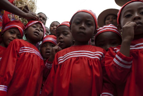 Enfants circoncis revêtus du costume traditionnel