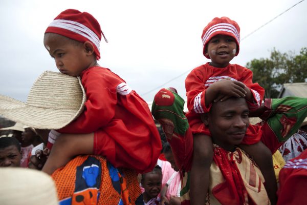 Vêtements traditionnels des enfants circoncis (Sambatra)